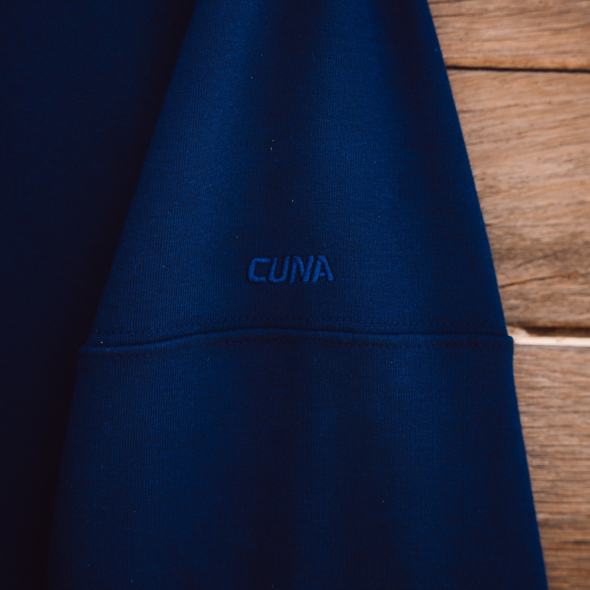 granatowa bluza Easy i haft Cuna